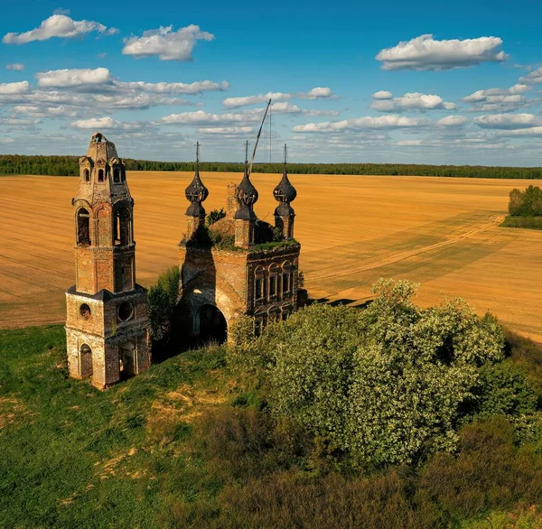 Pohled Ptačí Perspektivy Starý Opuštěný Kostel Krásném Zemědělském Poli — Stock fotografie