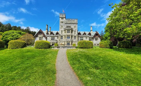 Piękny Zabytek Hatley Castle Kanadzie Świetle Dziennym Zielonym Ogrodem Drzewami — Zdjęcie stockowe