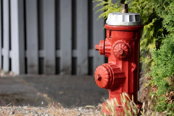 Ein Roter Feuerhydrant Mit Einem Holzzaun Hintergrund — Stockfoto