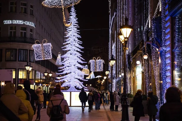 Menschen Die Nachts Budapest Auf Einer Weihnachtlich Geschmückten Straße Spazieren — Stockfoto