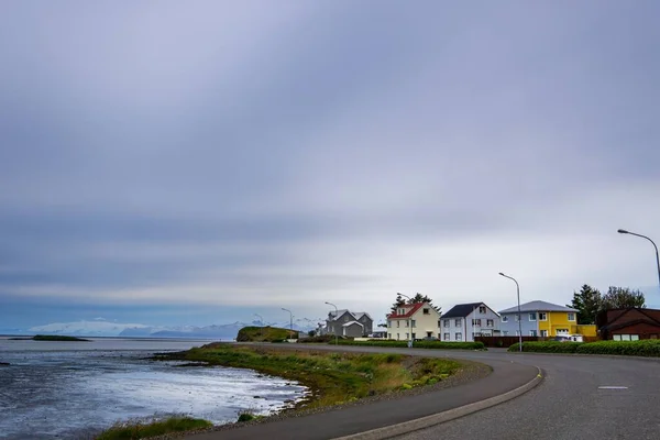 Uma Bela Foto Uma Cidade Litoral Islândia Com Nuvens Nubladas — Fotografia de Stock