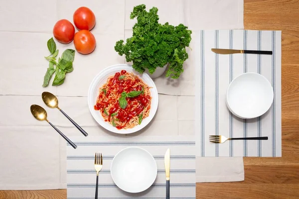 Eine Nahaufnahme Von Spaghetti Mit Tomatensauce Auf Dem Tisch Mit — Stockfoto