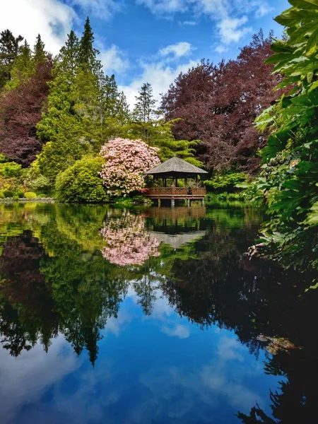 Vertikal Bild Färgglad Trädgård Med Japansk Stil Trädgård Hus Sjö — Stockfoto