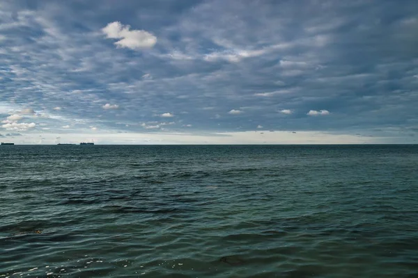 Ein Schöner Blick Auf Ein Meer Unter Dem Wolkenverhangenen Himmel — Stockfoto