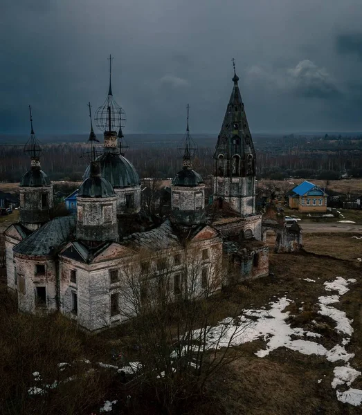 Uma Vista Panorâmica Igreja Abandonada Ressurreição Cristo Aldeia Ostrov Dia — Fotografia de Stock