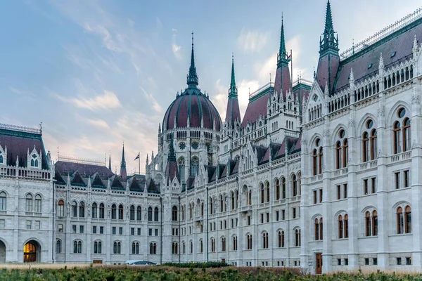 Vue Panoramique Bâtiment Parlement Budapest Hongrie Avec Paysage Nuageux Arrière — Photo