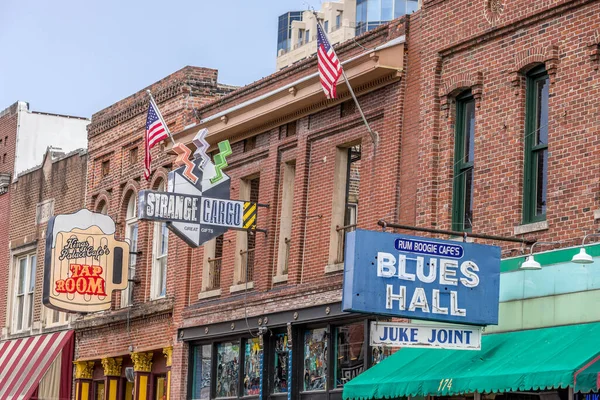 Blues Hall Afişinin Yakın Plan Bir Resmi Duvarda Asılı — Stok fotoğraf