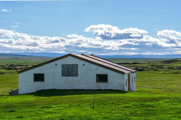 Красивый Вид Старый Дом Поле Зеленой Травой Синим Облачным Небом — стоковое фото