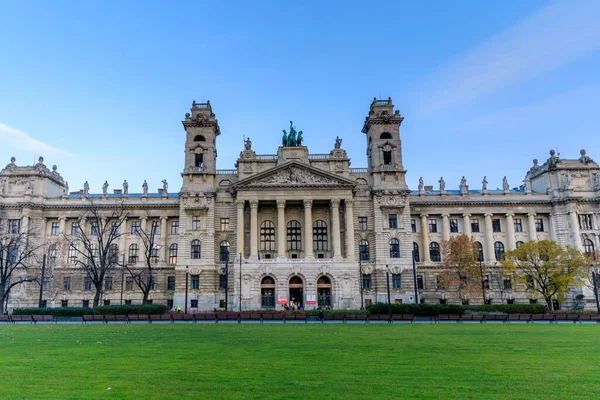 Budapeşte Macaristan Daki Etnoğrafya Müzesi Binasının Manzaralı Bir Fotoğrafı Bahçesinde — Stok fotoğraf