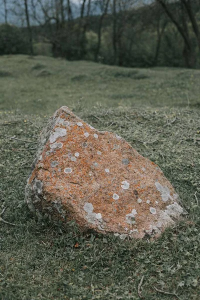 Μια Κάθετη Βολή Από Μια Παλιά Ανάγλυφη Πέτρα Στη Λόρι — Φωτογραφία Αρχείου