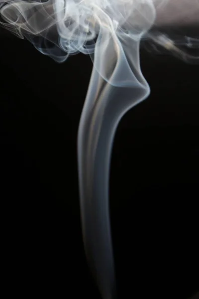 Függőleges Füstlövés Fekete Háttérrel — Stock Fotó