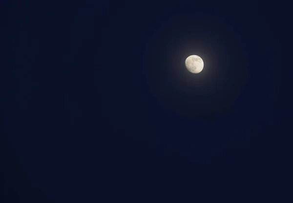 Tapeta Księżycem Świecącym Ciemnym Błękitnym Niebie — Zdjęcie stockowe