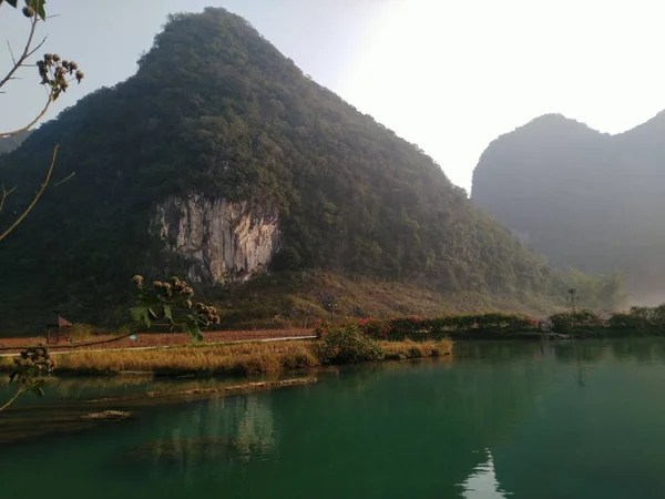 中国桂林の海岸沿いの緑の山々の景色 — ストック写真