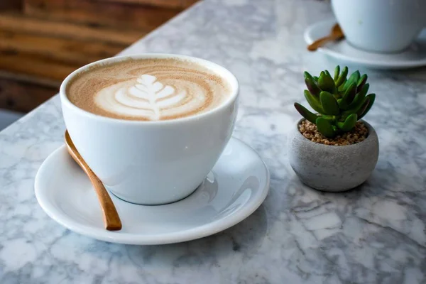 Ein Weißer Becher Cappuccino Auf Einem Marmortisch Von Einer Kleinen — Stockfoto