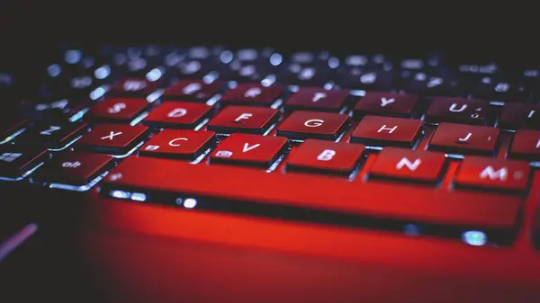 Крупный План Клавиатуры Ноутбука Красным Светом — стоковое фото