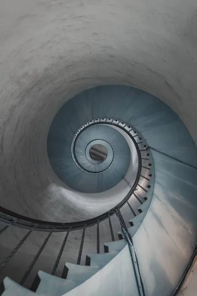 Резкий Низкоугольный Снимок Винтовой Лестницы — стоковое фото