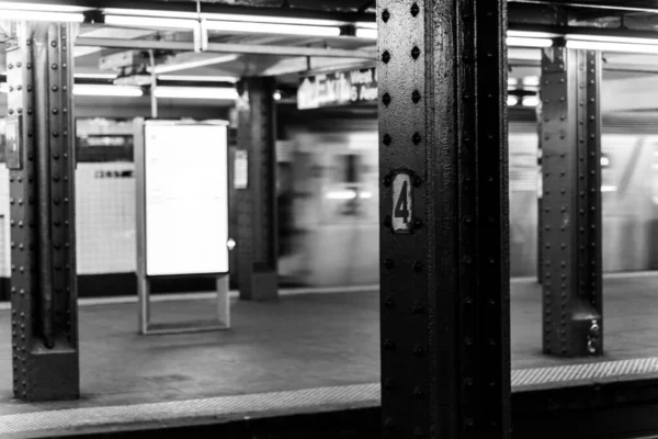 Greyscale Shot Empty New York Subway Station — Stock Photo, Image