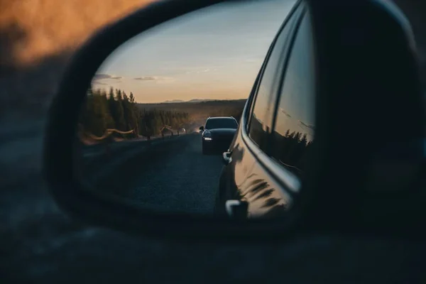 Close Espelho Carro Refletindo Vista Por Trás — Fotografia de Stock