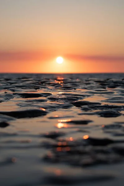 Tiro Vertical Rochas Molhadas Praia Com Pôr Sol Fundo — Fotografia de Stock