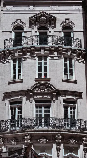 Tiro Vertical Uma Fachada Edifício Com Belos Detalhes Arquitetônicos — Fotografia de Stock