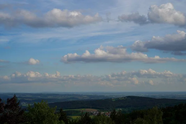 Una Vista Panorámica Aérea Las Nubes Sobre Ciudad Las Montañas —  Fotos de Stock