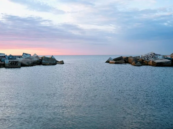 Amanecer Playa Rocas Protegiendo Puerto — Foto de Stock