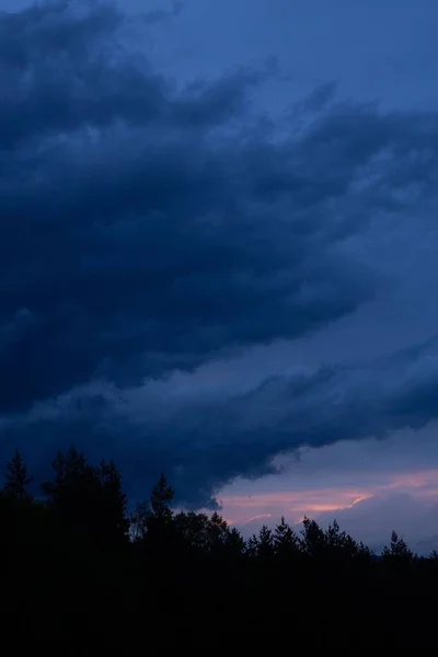 ภาพแนวต งของร นไม พระอาท ตกเมฆในลอร อาร เมเน — ภาพถ่ายสต็อก