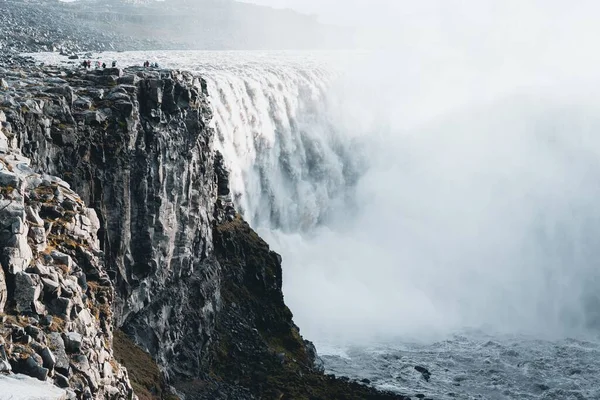 Härlig Utsikt Över Dettifoss Vattenfall Downrush Omgiven Klippiga Klippor Island — Stockfoto