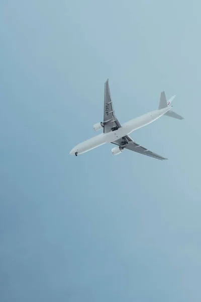 Vertikální Záběr Letadla Vznášejícího Nad Tokiem — Stock fotografie