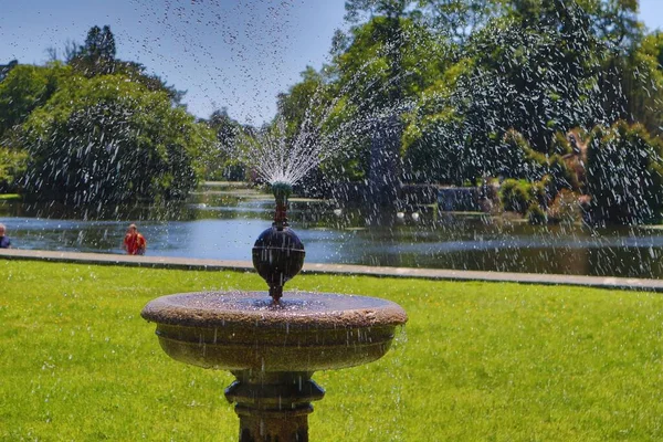 Uma Bela Fonte Num Dia Ensolarado — Fotografia de Stock