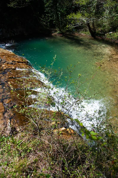 Het Verticale Hoge Hoek Uitzicht Van Waterval Stroomt Naar Vijver — Stockfoto