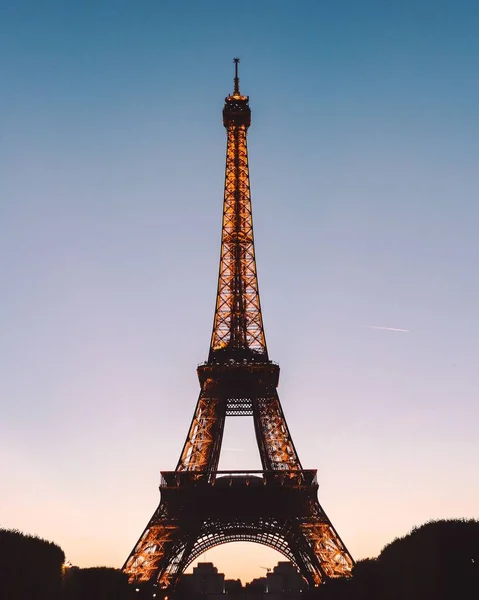 Een Verticale Opname Van Eiffeltoren Een Warme Parijse Zomeravond — Stockfoto