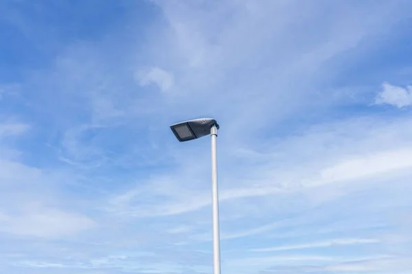 Уличная Лампа Против Облачного Неба — стоковое фото