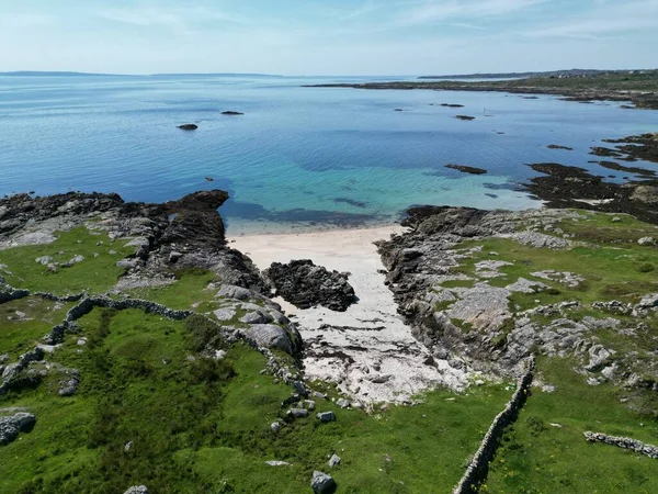 Hermoso Paisaje Marino Con Acantilados Boscosos Una Playa Arena — Foto de Stock