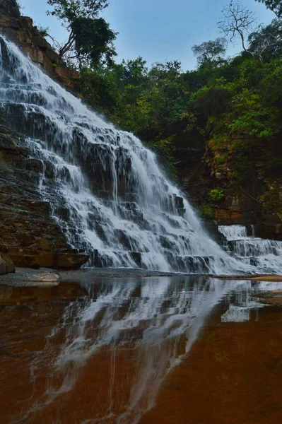 Een Verticaal Shot Van Een Prachtige Waterval Met Reflectie Jagdalpur — Stockfoto