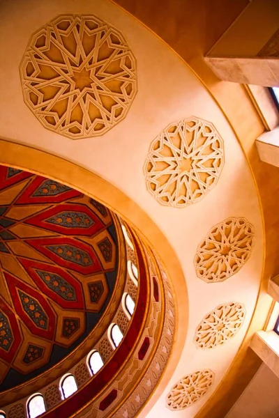 Tiro Vertical Teto Mesquita Com Belos Detalhes Tradicionais Esculpidos — Fotografia de Stock