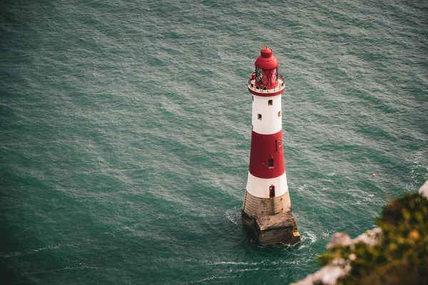 英格兰南部靠近海滩头的多佛白崖边的一座灯塔 — 图库照片