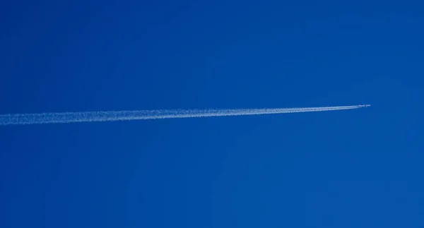 Trilhas Nuvens Brancas Avião Céu Azul — Fotografia de Stock