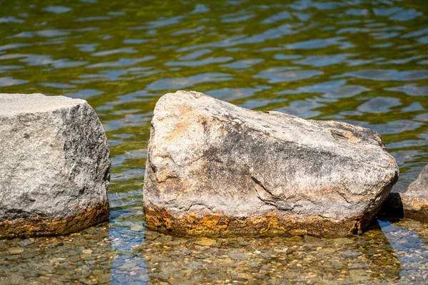 Große Felsen Auf Dem Flusswasser — Stockfoto