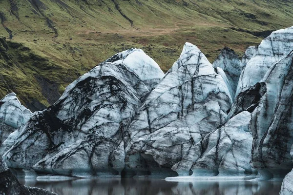 Piękny Widok Lodowca Solheimajokull Umieszczony Wodzie Zielonymi Wzgórzami Islandii — Zdjęcie stockowe
