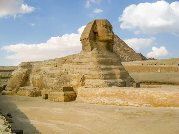 Den Historiske Vartegn Kroppen Sphinx Cheops Pyramid Baggrunden - Stock-foto