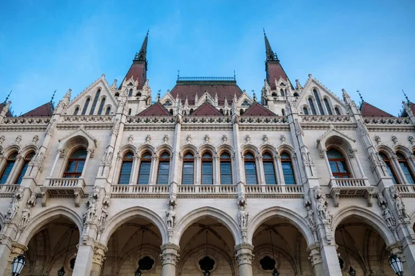 Macaristan Budapeşte Kentindeki Macar Parlamentosu Nun Düşük Açılı Gündüz Manzarası — Stok fotoğraf