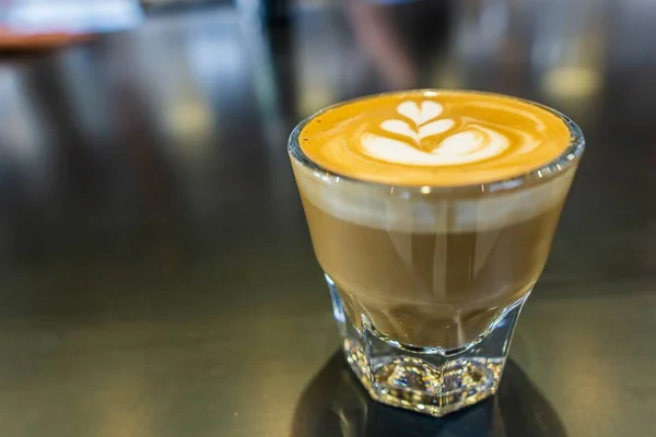 Ein Selektiver Fokusschuss Von Heißem Cappuccino Glasbecher — Stockfoto