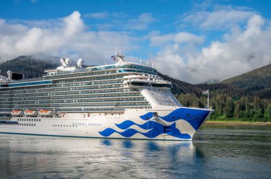 Juneau, Alaska - 27 Temmuz 2022: Gezgin gemi Keşif Prensesi Juneau 'nun yolcu gemisi limanına vardı..