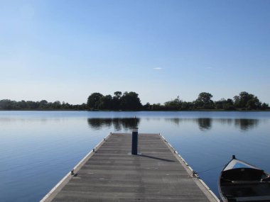 Rıhtım Fermanagh Lodge yakınlarında. Yukarı Lough Erne 'deki su durgun ve aydınlık.