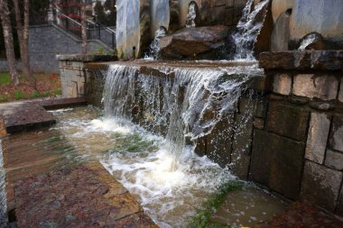 Parkta küçük yapay bir şelale..