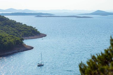 Adriyatik denizi, Zadar yakınlarındaki takımadalar, Vrgada 'daki Gradina tepesinden bir manzara.