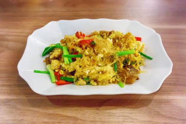 Kızarmış vermicelli 'nin beyaz tabakta servis edilen sebzeli yüksek açılı görüntüsü.