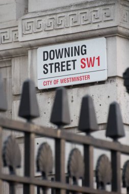 Londra 'daki Downing Caddesi tabelasının dikey görüntüsü.