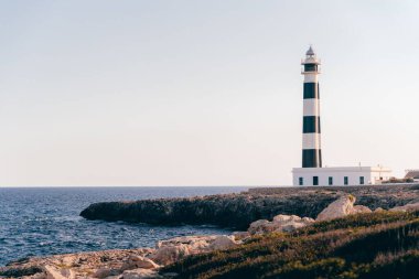 Gündüzleri İspanya, Menorca 'da güzel bir deniz feneri görüntüsü.